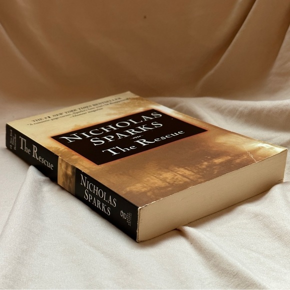 The Rescue by Nicholas Sparks | Fiction, Romance, Suspense | Paperback Book - Picture 3 of 4
